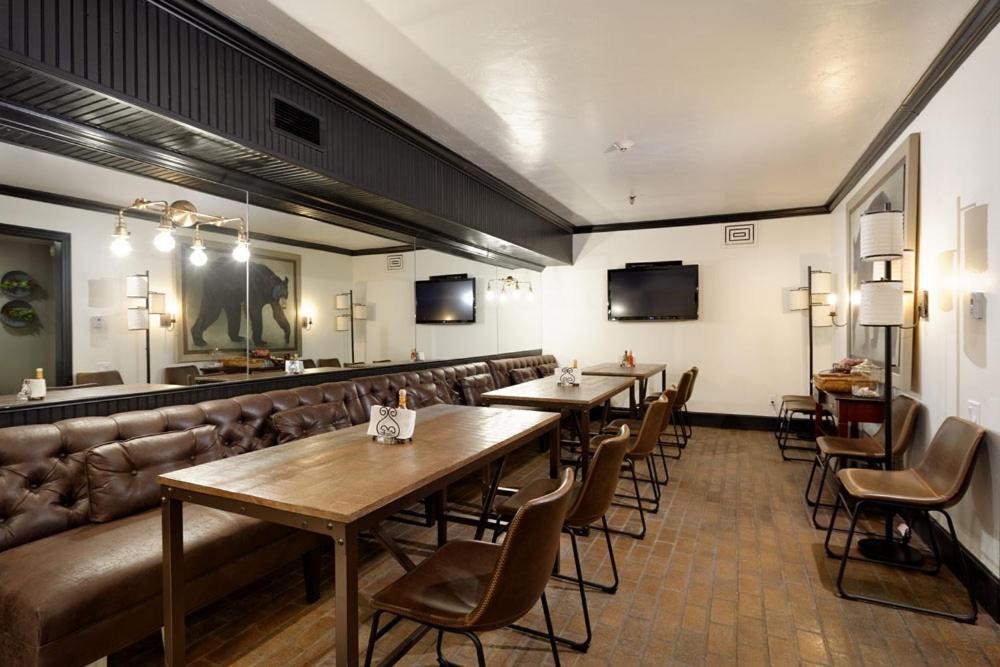 Independence Square 213, Spacious Hotel Room With 2 Queen Beds, Wet Bar, And Sitting Area Aspen Eksteriør bilde